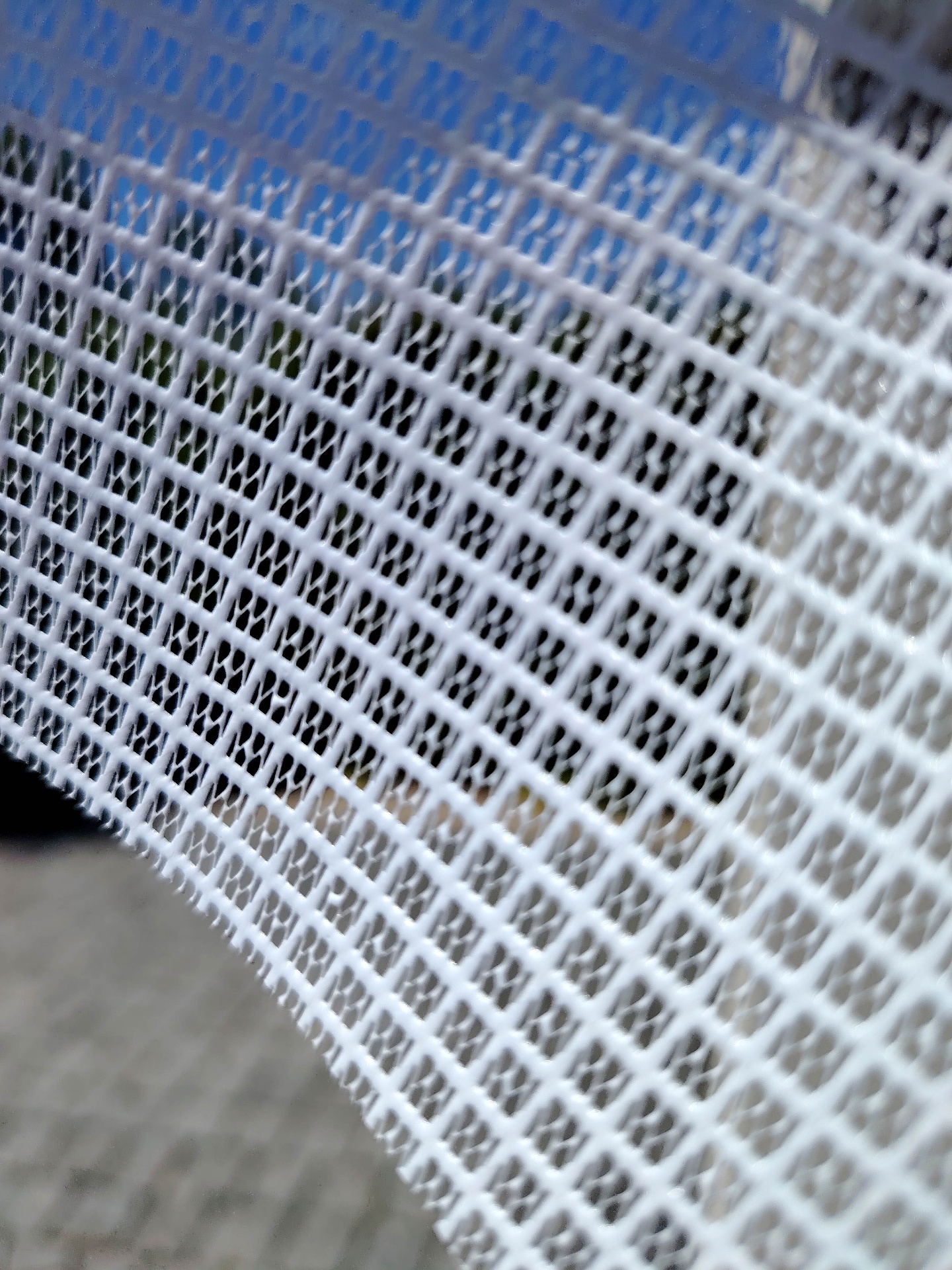Makro detail screenové stínící tkaniny Coolmonkey s viditelnou strukturou jádra
